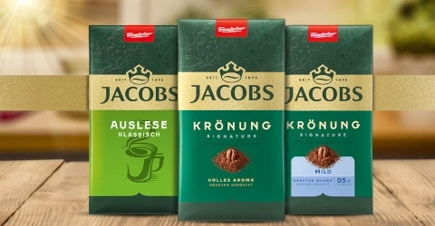 Drei Packungen Jacobs Kaffee, eine mit "Auslese Klassisch", zwei mit "Krönung Signature".