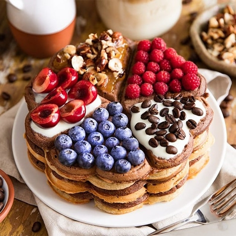 Waffel mit verschiedenen Früchten und Nüssen, auf einem Teller serviert