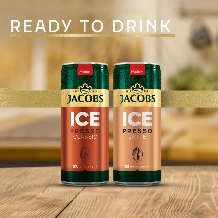 Zwei Dosen Jacobs Ice Espresso Classic und Latte auf einem Holztisch.