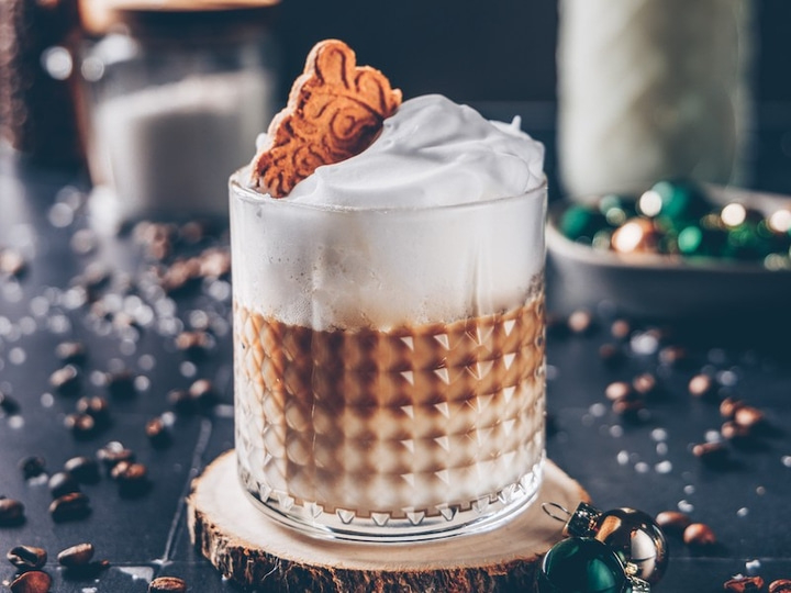 Kaffeegetränk mit Sahne und Lebkuchen auf Holzuntersetzer