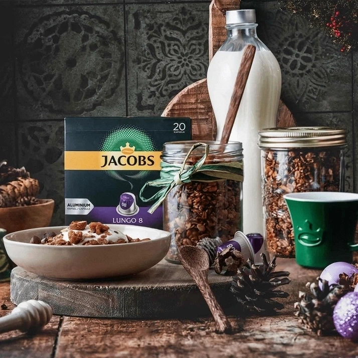 Kaffeepackung, Granola, Milchflasche, Tasse, Löffel, Dekoration, Holzbrett, rustikal