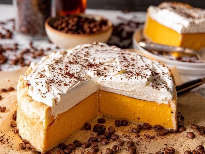 Kuchen mit Sahne und Kaffeebohnen, lecker und appetitlich, Dessert