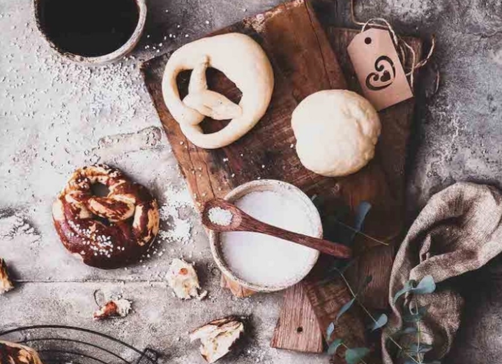 Brezeln, Salz, Holzbrett, Kaffeetasse, rustikale Szene, Essen, Backen, Küche, rustikal