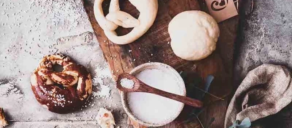 Brezeln, Salz, Holzbrett, Teig, rustikal, Essen, Backen, Küche, Holz, Lebensmittel, Nahaufnahme
