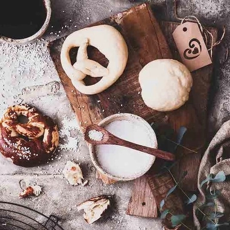 Brezeln, Salz, Holzbrett, Zutaten, rustikal, Essen, Backen, Küche, Holz, Teig, Nahaufnahme