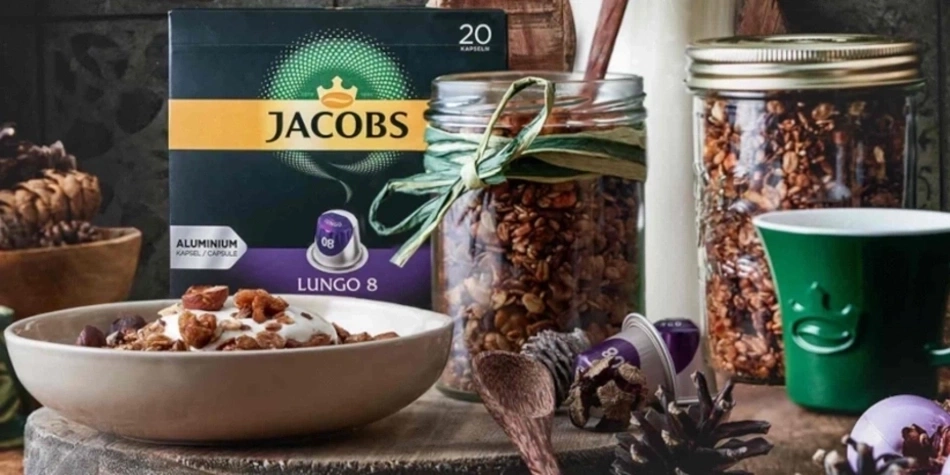 Jacobs Kaffeekapseln, Müsli, Joghurt, grüne Tasse, Gläser, Holz, Herbst