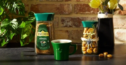 Kaffee, Jacobs Krönung, grüne Tasse, Bonbons, Blumen, grüne Deckel, Glasbehälter.