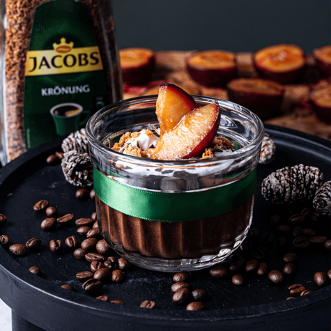Kaffeepudding mit Pflaume, Jacobs Krönung, grünes Band, Kaffeebohnen auf Tablett