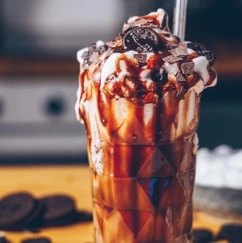 Ein köstlicher Schokoladen-Milchshake mit Keksen und Schokoladenstückchen