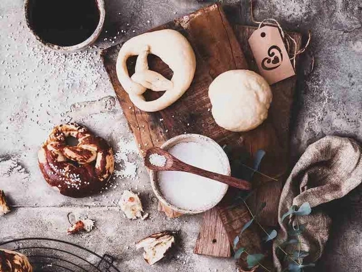 Brezeln, Salz, Holzbrett, Kaffeetasse, rustikale Szene, Essen, Backen, Küche, Brot