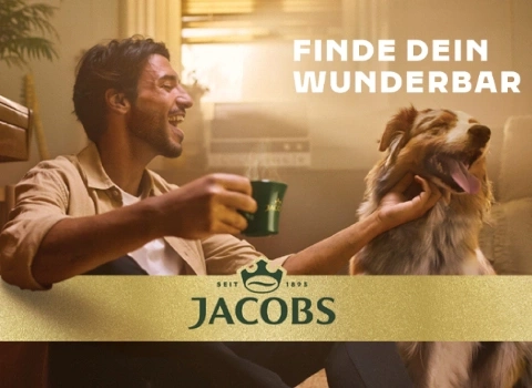 Mann mit Hund und Kaffee, Jacobs Werbung, finde dein wunderbar