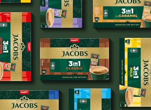 Mehrere Jacobs 3in1 Kaffeepackungen, darunter Classic, Caramel und Mild.